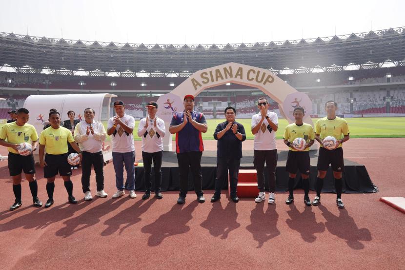 Ketua Umum PSSI Erick Thohir (keempat kanan) bersama Menpora Dito Ariotedjo (kelima kanan) dalam pembukaan acara Asiana Cup di Gelora Bung Karno, Jakarta, Kamis (26/10/2023).