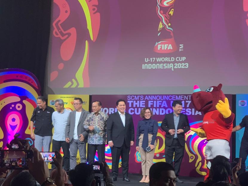 Ketua Umum PSSI Erick Thohir (ketiga kanan) saat pengumuman Official Broadcaster Piala Dunia U-17 2023.
