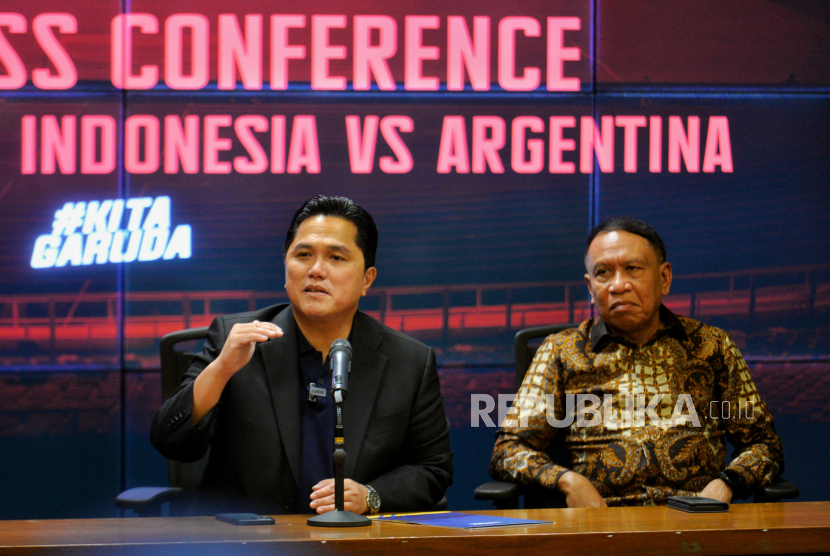 Ketua Umum PSSI Erick Thohir (kiri) saat mengumumkan penjualan tiket laga Indonesia vs Argentina pada 5 Juni untuk nasabah Bank BRI 