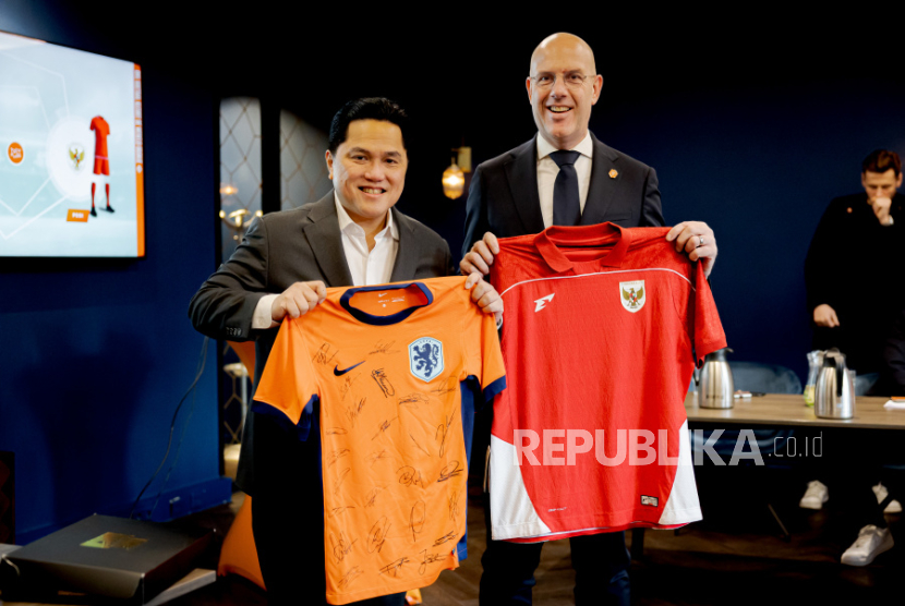 Ketua Umum PSSI Erick Thohir (kiri) dan Sekretaris Jenderal KNVB Gijs de Jong.