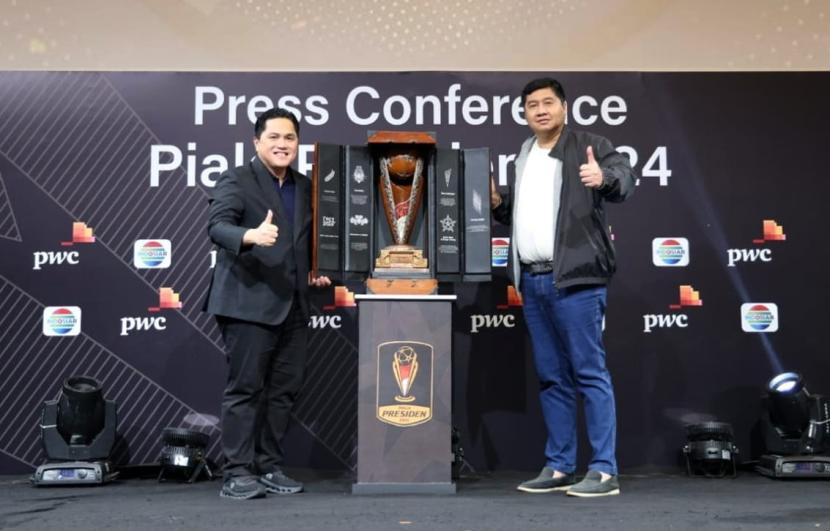 Ketua Umum PSSI Erick Thohir (kiri) dengan Ketua Steering Committee (SC) Piala Presiden 2024 Maruarar Sirait dalam konferensi pers Piala Presiden 2024.