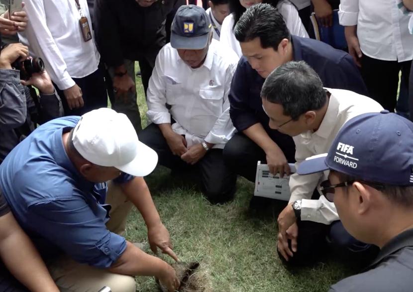 Ketua Umum PSSI Erick Thohir (tiga dari kanan) melakukan pengecekan terhadap rumput lapangan Jakarta International Stadium (JIS), Kamis (6/7/2023).