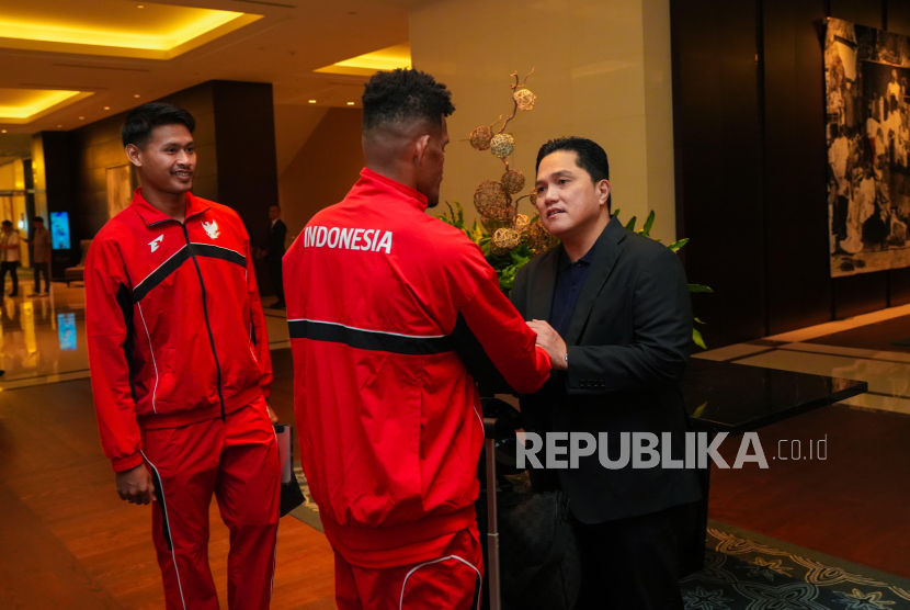 Ketua Umum PSSI Erick Thohir melepas pemain timnas Indonesia yang berangkat ke Sydney untuk pertandingan Kualifikasi Piala Dunia 2026. Pelepasan berlangsung Ahad (16/3/2025) malam di Hotel Farimont,