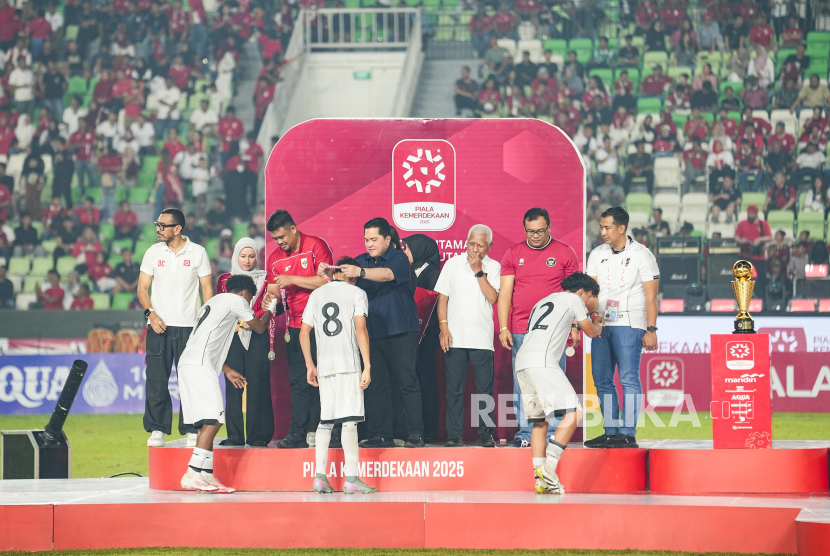 Ketua Umum PSSI Erick Thohir memberikan medali runner up untuk para pemain timnas Indonesia U-17 selepas laga kontra Mali U-17 di Piala Kemerdekaan 2025 di Stadion Utama Sumatera Utara, Deli Serdang, Senin (18/8/2025) malam.