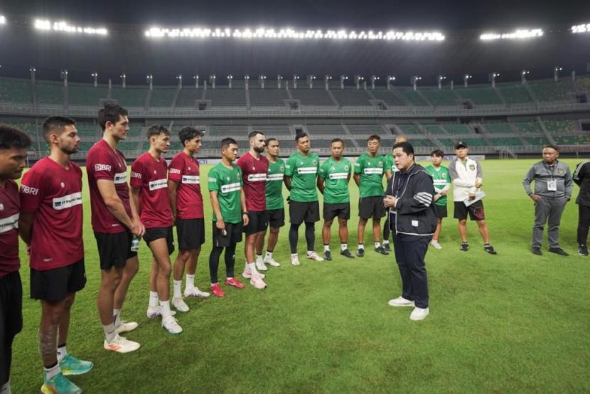 Ketua Umum PSSI Erick Thohir memberikan pengarahgan kepada pemain timnas Indonesia jelang laga melawan Palestina.