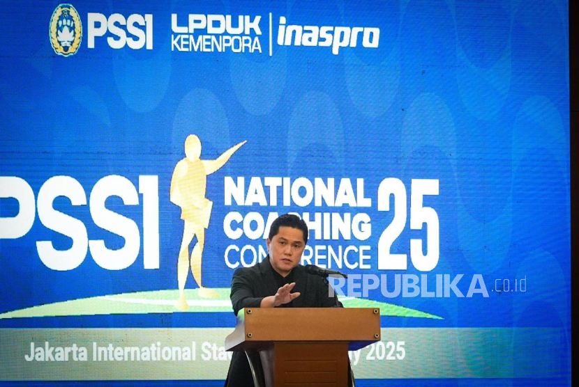 Ketua Umum PSSI Erick Thohir memberikan sambutan dalam acara National Coach Conference 2025 yang digelar di Jakarta International Stadion (JIS), Jumat (18/7/2025). 