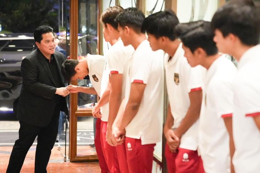 Ketua Umum PSSI Erick Thohir mendatangi langsung para pemain Timnas U17 yang baru pulang menjalani uji coba di Jerman. Erick Thohir memberikan semangat dan motivasinya kepada para pemain.
