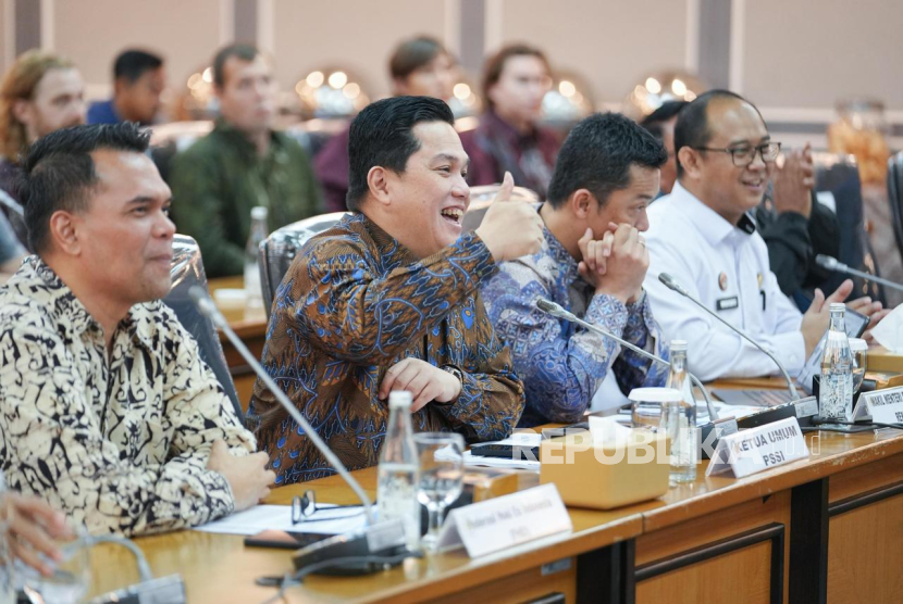 PSSI General Chairman Erick Thohir raises thumbs up during a working meeting with Commission XIII of DPR RI for approval of naturalization of footballers and ice hockey athletes at DPR/MPR Building, Jakarta, Tuesday (26/8/2025) morning..