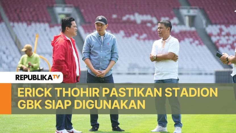 Ketua Umum PSSI Erick Thohir mengecek kondisi rumput Stadion Utama Gelora Bung Karno (SUGBK) menjelang laga timnas Indonesia vs Australia pada Kualifikasi Piala Dunia 2026.