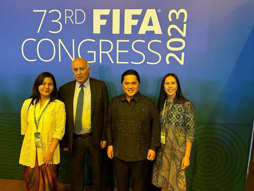 Ketua Umum PSSI, Erick Thohir (dua kanan), menggelar pertemuan dengan Presiden Federasi Sepak Bola Palestina, Jibril Rajoub (tiga kanan), di sela-sela Kongres FIFA di di Kigali, Rwanda, pada Kamis (16/3/2023).