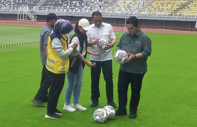Ketua Umum PSSI Erick Thohir meninjau Stadion Gelora Bung Tomo (GBT) jelang piala dunia U-20 pada 20 Mei - 11 Juni 2023.