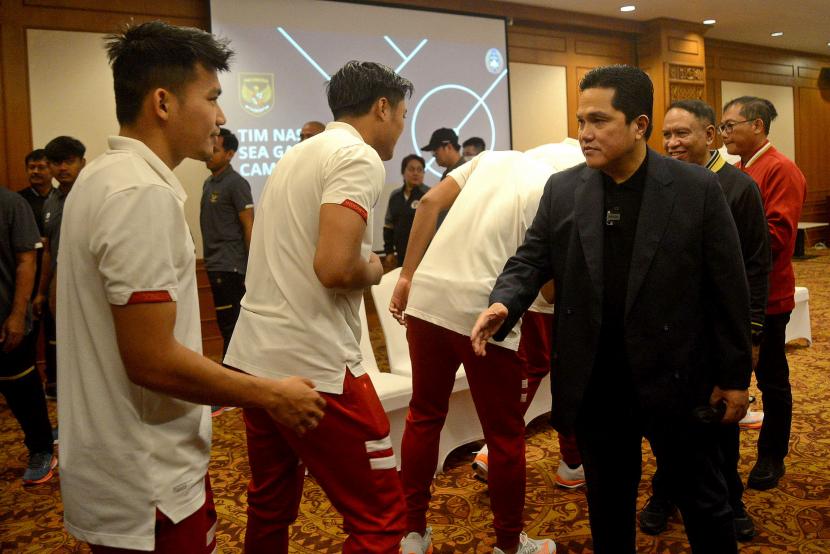 Ketua Umum PSSI Erick Thohir menyalami para pemain Timnas Indonesia U-22 yang akan tampil di SEA Games 2023 di Jakarta, Jumat (21/3/2023). 
