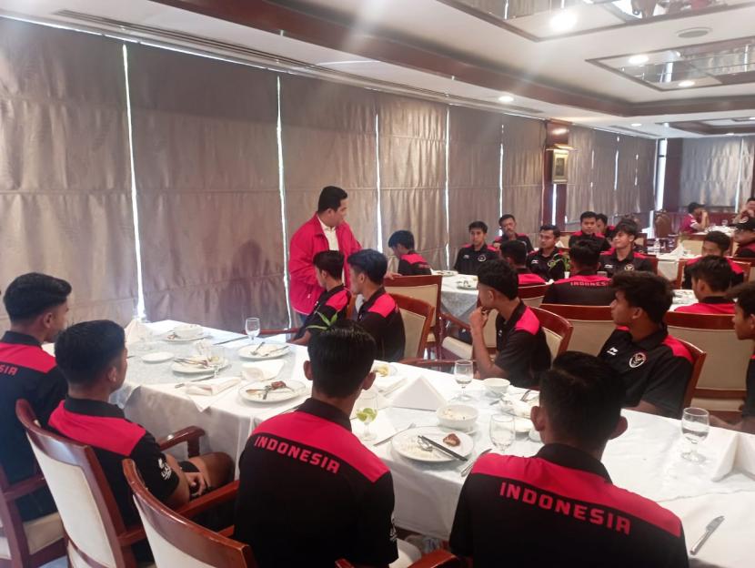 Ketua Umum PSSI, Erick Thohir, menyambangi para pemain Timnas U-22 Indonesia untuk memberikan motivasi.