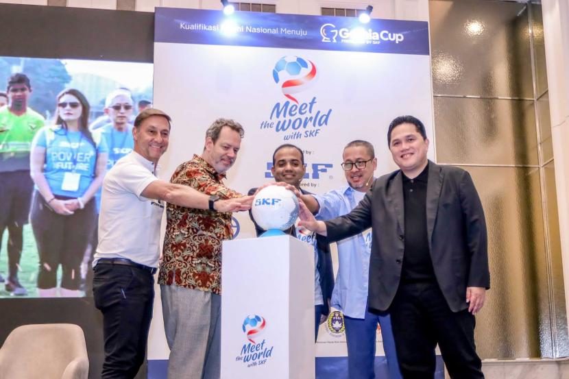 Ketua Umum PSSI Erick Thohir, (paling kanan) saat menghadiri peluncuran Turnamen sepakbola usia muda level nasional bertajuk Meet the World With SKF bakal segera digelar di Indonesia.