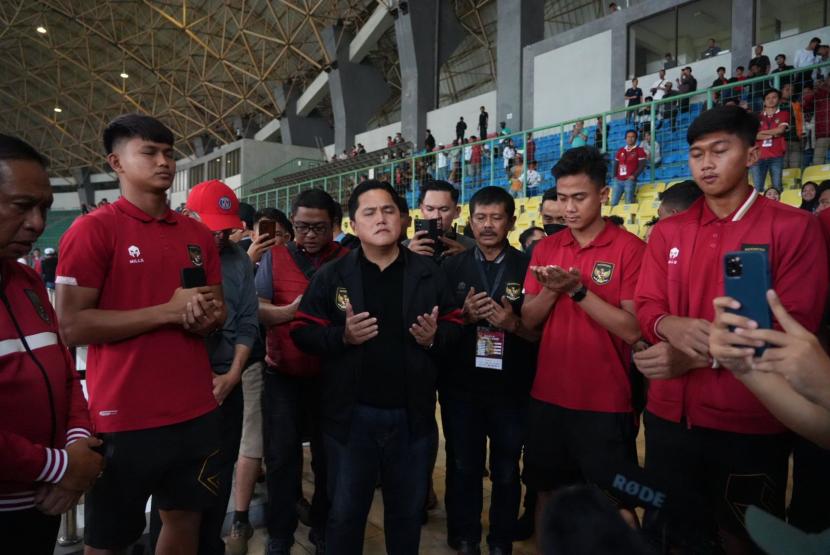 Ketua Umum PSSI Erick Thohir (tengah) berdoa bersama dengan Dirtek PSSI Indra Sjafri dan para pemain timnas U-20.