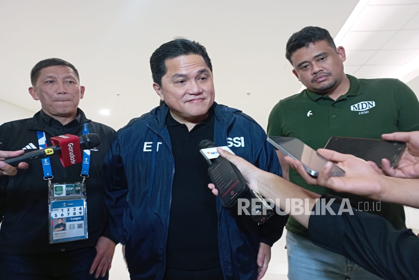 Ketua Umum PSSI Erick Thohir (tengah) bersama Gubernur Sumatera Utara Bobby Nasution (kanan) dan Direktur Utama I.League Ferry Paulus selepas menyaksikan laga Pegadaian Championship antara PSMS Medan vs Persekat Tegal di di Stadion Utama Sumatera Utara (SUSU), Deli Serdang, Jumat (12/9/2025).