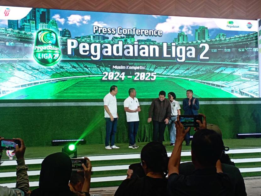 Ketua Umum PSSI Erick Thohir (tengah) dalam peluncuran kompetisi Pegadaian Liga 2 musim 2024/2025 di Jakarta, Selasa (3/9/2024).