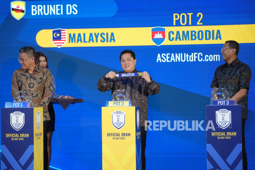 Ketua Umum PSSI Erick Thohir (tengah) memegang kertas bertuliskan Malaysia dalam acara pengundian ASEAN U-23 Championship Mandiri Cup 2025 di Bali, Jumat (30/5/2025).