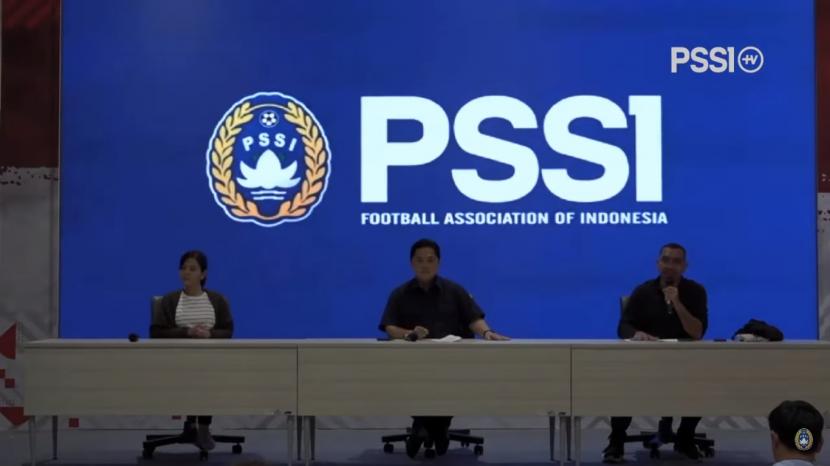 Ketua Umum PSSI, Erick Thohir (tengah), menggelar jumpa pers terkait hasil Sarasehan Sepak Bola Nasional di GBK Arena, Jakarta, Ahad (5/3/2023).