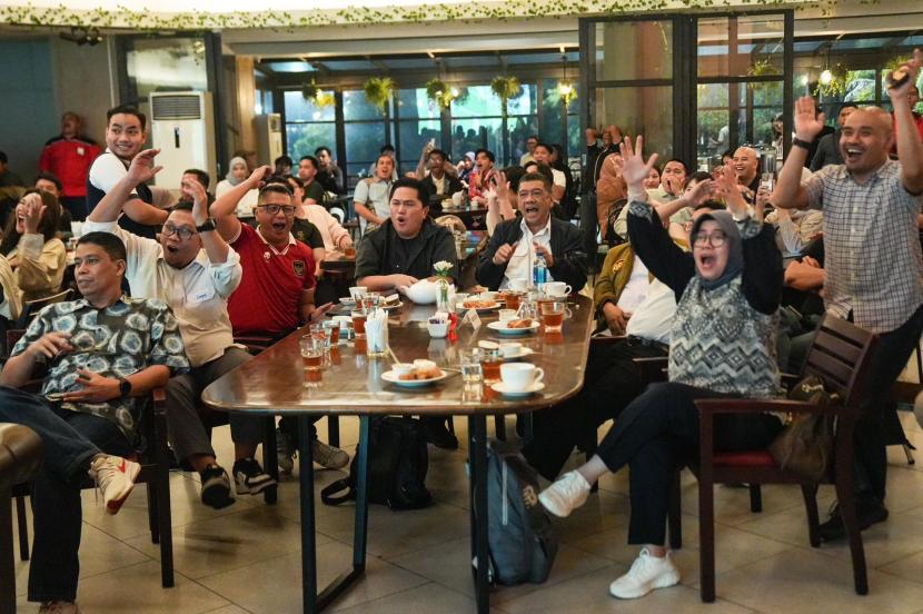 Ketua Umum PSSI Erick Thohir (tengah) saat menyaksikan laga Indonesia vs Irak bersama para influencer dan perwakilan media di Jakarta.