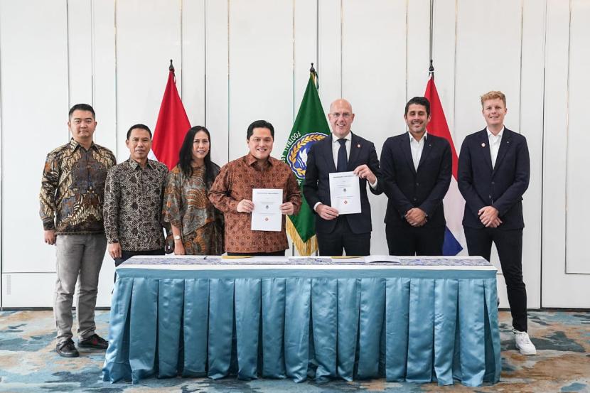 PSSI General Chairman Erick Thohir (center) at the signing of cooperation with the KNVB for the coaching of Indonesian football players and coaches.