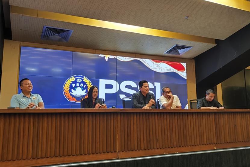 Ketua Umum PSSI Erick Thohir (tengah) saat berbicara mengenai timnas putri Indonesia dalam jumpa pers di ruang press conference Stadion Utama GBK, Senayan, Sabtu (21/9/2024). 