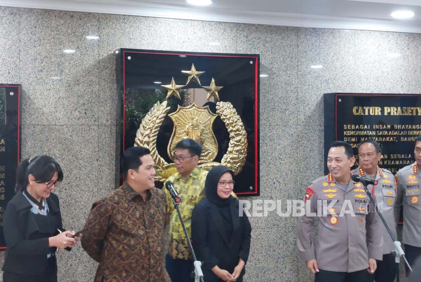 Ketua Umum PSSI Erick Thohir usai audiensi dengan Kapolri Jenderal Listyo Sigit Prabowo di Gedung Mabes Polri, Jakarta, Selasa (19/9/2023). 