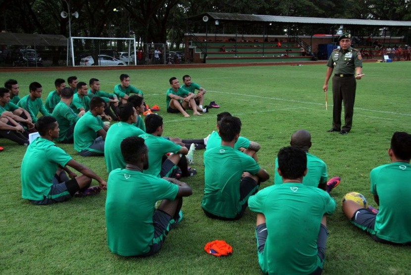 Ketua Umum PSSI Letjen Edy Rahmayadi memberikan pengarahan kepada skuat Timnas Indonesia, Jumat (9/12).