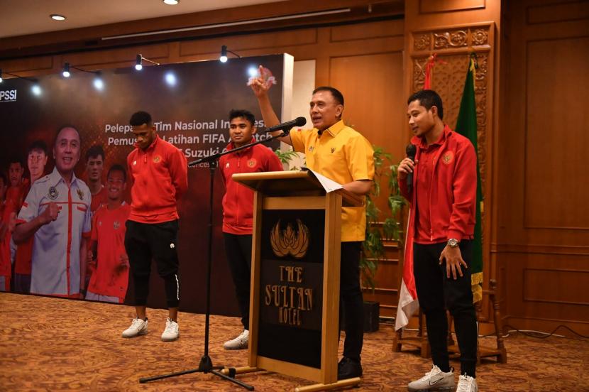 Ketua Umum PSSI Mochamad Iriawan (baju kuning) memberikan pengarahan dala acara pelepasan timnas Indonesia ke Turki dan Singapura jelang Piala AFF 2020.