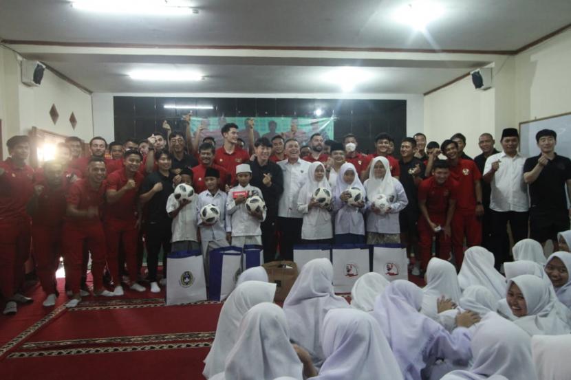Ketua Umum PSSI Mochamad Iriawan dan pelatih timnas Indonesia Shin Tae Yong memberikan donasi untuk Pesantren Daarut Taubah, Kota Bandung, Selasa (31/5/2022). 