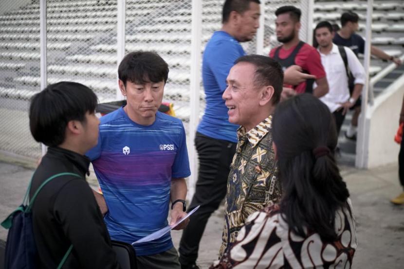 Ketua Umum PSSI Mochamad Iriawan (kedua kanan) didampingi pelatih timnas Indonesia Shin Tae-yong (kedua kiri).