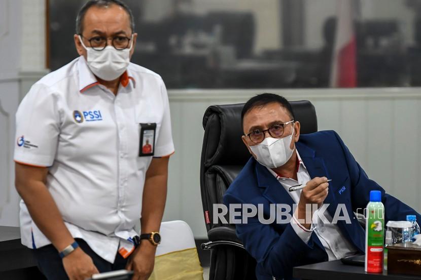 Ketua Umum PSSI Mochamad Iriawan (kanan) berbincang dengan Direktur Utama PT Liga Indonesia Baru Akhmad Hadian Lukita (kiri) sebelum Rapat Koordinasi Pengkajian Terhadap Usulan Kompetisi Sepak bola Liga 1 dan 2 di Wisma Kemenpora, Jakarta, Rabu (10/2/2021). Rapat tersebut guna menindaklanjuti pertemuan Menpora Zainudin Amali dengan Kapolri Jenderal Polisi Listyo Sigit Prabowo pada Senin (8/2/2021) untuk memastikan detail kesiapan pelaksanaan kompetisi sepak bola liga 1 dan 2. 