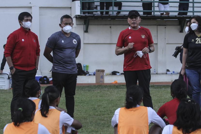 Ketua Umum PSSI Mochamad Iriawan (kanan) bersama Direktur Teknik PSSI Indra Sjafri (kiri) dan pelatih timnas Rudy Eka Priyambada (kedua kiri) memberikan ucapan semangat kepada para pemain timnas sepak bola wanita menjelang tampil di Piala Asia Wanita 2022.