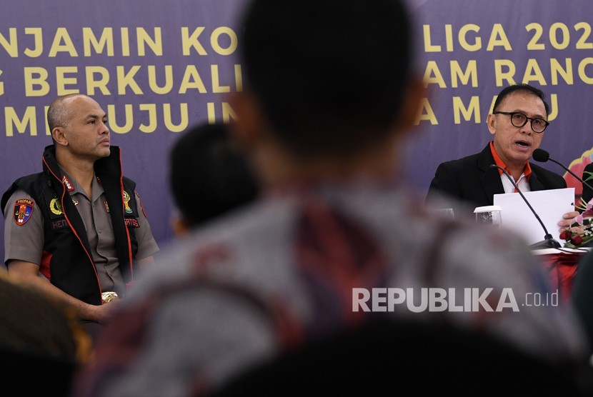 Ketua Umum PSSI Mochamad Iriawan (kanan) bersama Ketua Satgas Antimafia Bola Brigjen Pol Hendro Pandowo mengikuti rapat koordinasi menjelang dimulainya liga sepak bola musim 2020 di Senayan, Jakarta, Kamis (20/2/2020).