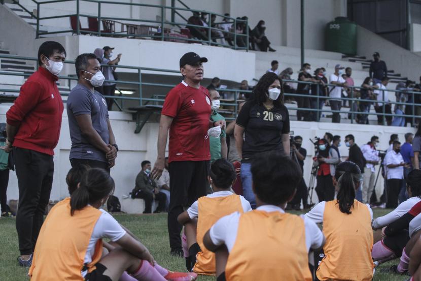 Ketua Umum PSSI Mochamad Iriawan (kedua kanan) bersama Direktur Teknik PSSI Indra Sjafri (kiri) dan pelatih timnas Rudy Eka Priyambada (kedua kiri) menyampaikan ucapan semangat kepada pemain timnas sepak bola putri. 