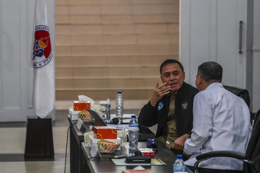 Ketua Umum PSSI Mochamad Iriawan (kiri) berbincang dengan Wakil Ketua PSSI Iwan Budianto (kanan). Mochamad Iriawan mengaku sudah berkomunikasi dengan Federasi Sepak Bola Asia Timur (EAFF). Ini terkait wacana kepindahan PSSI dari Federasi Sepak Bola ASEAN (AFF) ke EAFF.