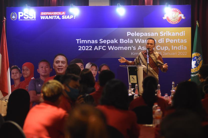 Ketua Umum PSSI Mochamad Iriawan memberikan arahan pada acara prosesi pelepasan timnas sepak bola wanita Indonesia di Jakarta, Ahad (16/1/2022). Timnas sepak bola wanita Indonesia akan berlaga di Piala Asia Wanita 2022 di India pada 20 Januari hingga 6 Februari 2022. 