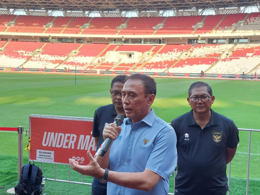 Ketua Umum PSSI Mochamad Iriawan saat melihat latihan timnas Indonesia di Stadion Utama Gelora Bung Karno (SUGBK), Selasa (20/12/2022). 