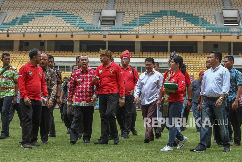 Ketua Umum PSSI Mochamad Iriawan (tengah) bersama Sekjen PSSI Ratu Tisha Destria (dua kanan), Gubernur Riau Syamsuar (keempat kiri) melakukan inspeksi bersama di Stadion Utama Riau, di Pekanbaru, Riau, Kamis (13/2). 
