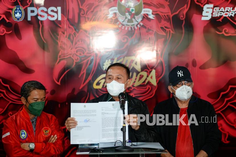 Ketua Komite Disiplin PSSI, Erwin Tobing (kanan) menyampaikan ada dugaan tim Gestra Paranane FA terlibat suap di kompetisi Liga 3 Jawa Timur.