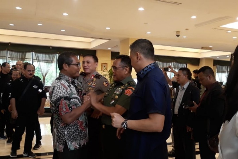 Ketua Umum PSSI, Muhammad Iriawan beserta jajaran memberikan ucapan selamat kepada timnas U-22 Indonesia atas keberhasilan meraih medali perak pada SEA Games 2019 Filipina, di Hotel Sultan, Jakarta, Kamis (12/12).