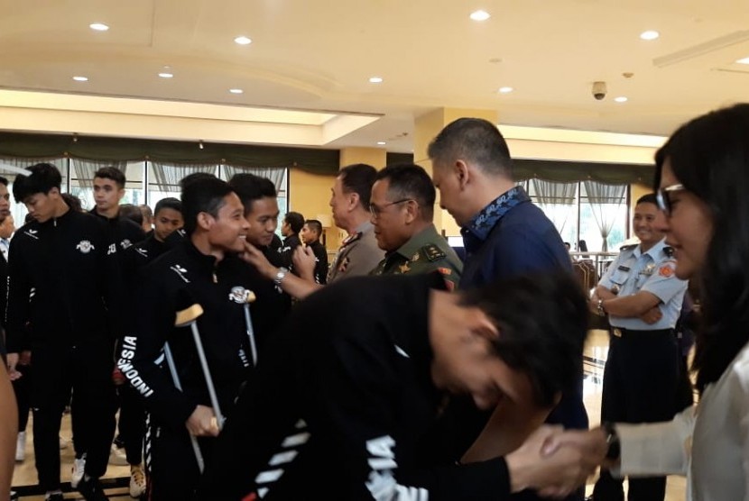 Ketua Umum PSSI, Muhammad Iriawan beserta jajaran memberikan ucapan selamat kepada Timnas U-22 Indonesia atas keberhasilan meraih medali perak pada SEA Games 2019 Filipina, di Hotel Sultan, Jakarta, Kamis (12/12).