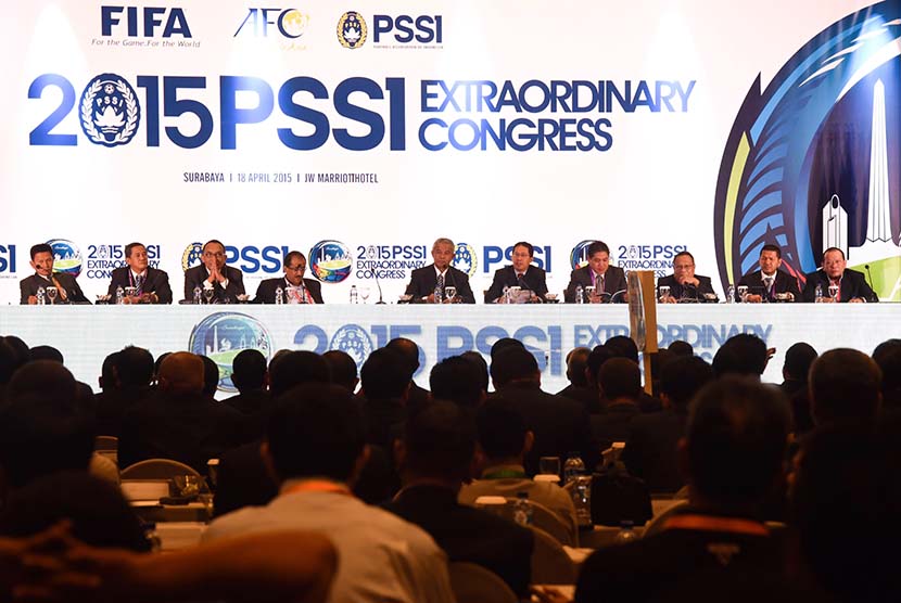 Ketua Umum PSSI periode 2011-2015 Djohar Arifin (tengah) didampingi pengurus PSSI memimpin  pembukaan Kongres Luar Biasa (KLB) PSSI di Surabaya, Jawa Timur, Sabtu (18/4). 