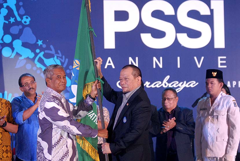 Ketua Umum PSSI periode 2015-2019 La Nyalla Mattalitti (ketiga kanan) menerima bendera pataka dari Ketua PSSI periode 2011-2015 Djohar Arifin (kedua kiri) disela-sela perayaan Hari Jadi PSSI ke-85 di Surabaya, Jawa Timur, Ahad (19/4). 