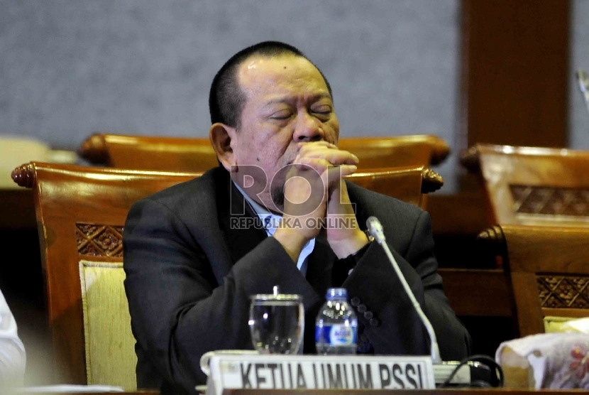 Ketua Umum PSSI periode 2015-2019 La Nyalla Mattalitti mengikuti rapat pendapat umum dengan Komisi X DPR RI di kompleks Parlemen Senayan, Jakarta, Senin (20/4).(Republika/Agung Supriyanto)