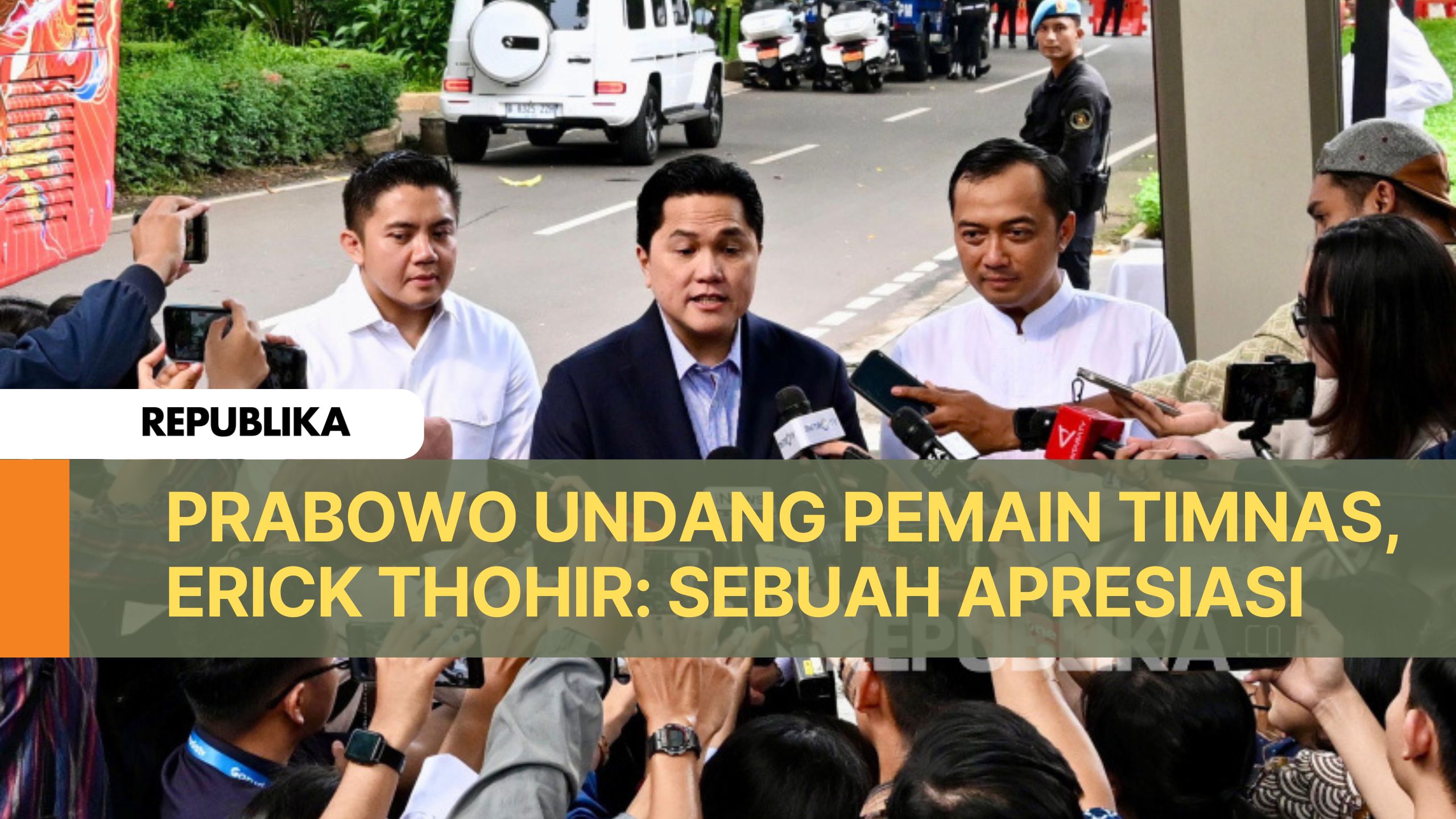 Ketua Umum PSSI sekaligus Menteri BUMN Erick Thohir didampingi Mensesneg Prasetyo Hadi dan Seskab Teddy Indra Wijaya berbicara ke awak media di depan kediaman Presiden Prabowo di Jalan Kertanegara IV. Jakarta Selatan, Jumat (6/6/2025).