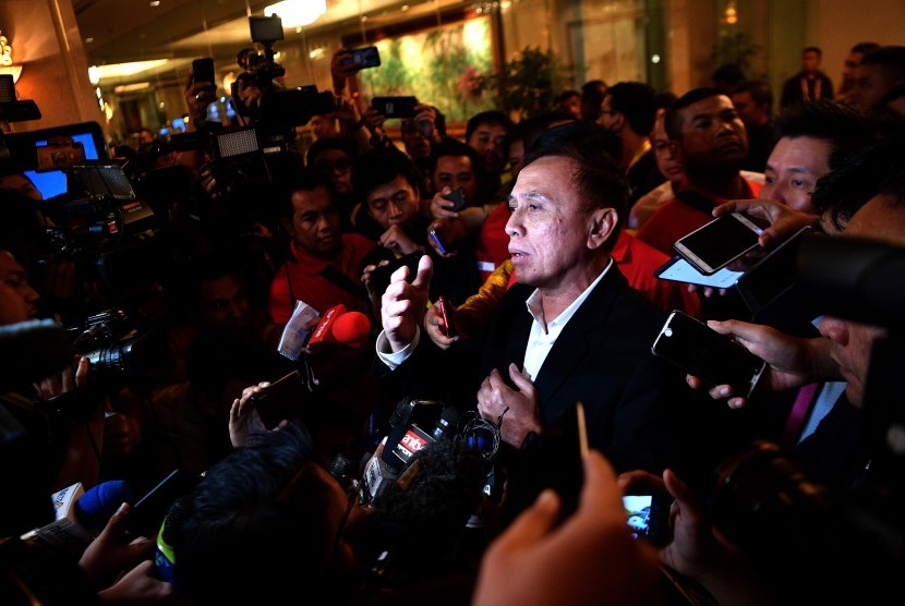 Ketua Umum PSSI terpilih Mochamad Iriawan memberikan keterangan pers saat jeda Kongres Luar Biasa (KLB) PSSI di Jakarta, Sabtu (2/11/2019).