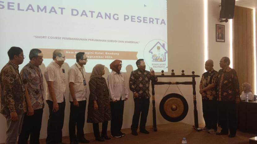 Ketua Umum Real Estat Indonesia (REI), Joko Suranto saat meresmikan acara diklat properti REI Jabar, Selasa (10/9/2024).