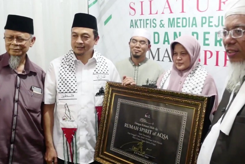 Ketua Umum Rumah Spirit of Aqsa Bachtiar Nasir (kedua kiri)