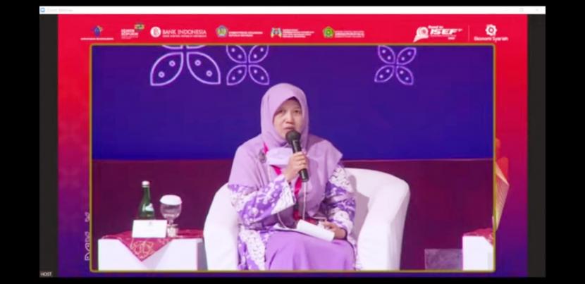 Ketua Umum Salimah, Etty Praktiknyowati, dalam Talkshow The Role of Sharia Women Community to Support Halal Food and Fashion Ecosystem pada Kamis (11/8/2022). T